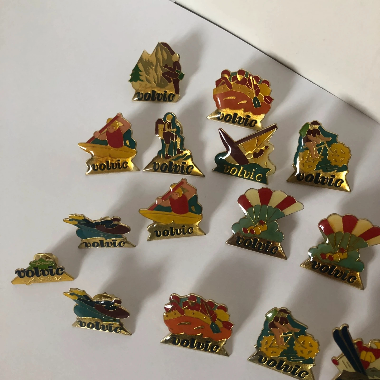 Lot 19 pin"s vintage Volvic années 90 – photo 5